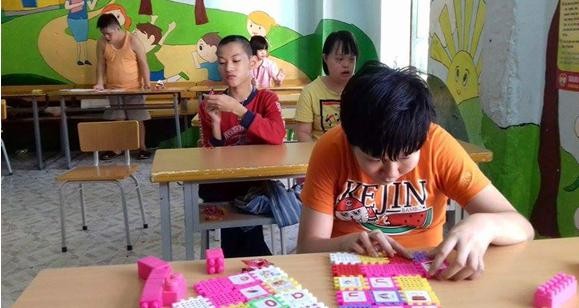 Cận cảnh một lớp học dạy cho trẻ em khuyết tật tại Làng trẻ Hòa Bình (Thanh Xuân- Hà Nội)