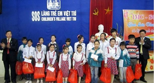 Tặng quà cho Làng trẻ em Việt Trì