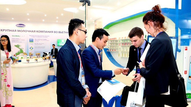 Đại diện Vinamilk đang giới thiệu đến người tiêu dùng Nga những sản phẩm chất lượng, đa dạng của Vinamilk – công ty sữa hàng đầu tại Việt Nam