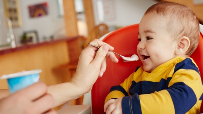 Cho trẻ ăn một lượng tiêu chuẩn nhất định ở từng độ tuổi (Nguồn: Internet) 