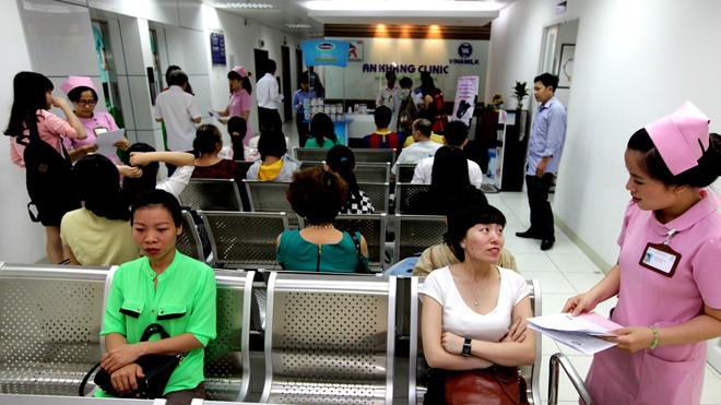 Các khách hàng đang chờ đến lượt khám và tư vấn tại Phòng khám An Khang