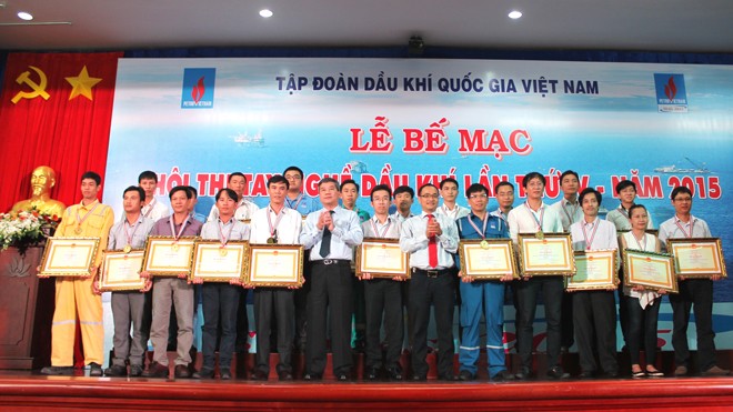 Trao Bằng khen Tập đoàn và huy chương vàng cho 24 thí sinh đạt giải Nhất tại Hội thi tay nghề Dầu khí lần IV – 2015