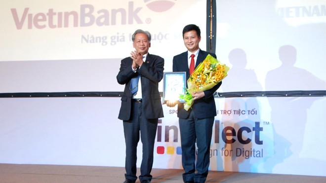 Đại diện VietinBank, ông Trần Công Quỳnh Lân - Phó Tổng Giám đốc nhận giải thưởng 