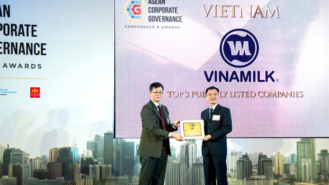 Ông Nguyễn Trung – Giám Đốc Hoạch định Chiến lược Vinamilk đại diện công ty nhận giải thưởng công ty có điểm Quản trị tốt nhất Việt Nam trong lễ trao giải Quản trị công ty khu vực Asean tại Manila, Philippines