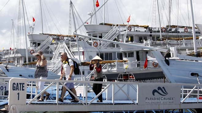 Bến Cảng Tuần Châu 1 đón trả khách du lịch quốc tế đi thăm Vịnh Hạ Long bằng du thuyền cao cấp 5 sao