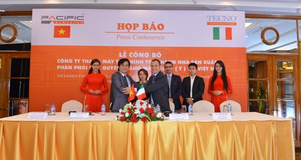 Ông Trần Tuấn Anh và đại diện Tập đoàn TECNO (Italia) ký kết hợp tác sản xuất và phân phối độc quyền thang máy TECNO (Italia) tại Việt Nam