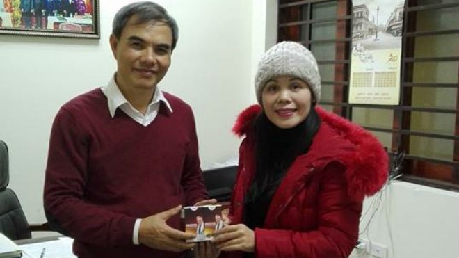 Bà Hoàng Thị Hòa-TP.Nhân sự công ty THD Canada đang trao tặng sản phẩm cho ông Lê Thanh Nghị-Chủ tịch UBND phường Hàng Bồ