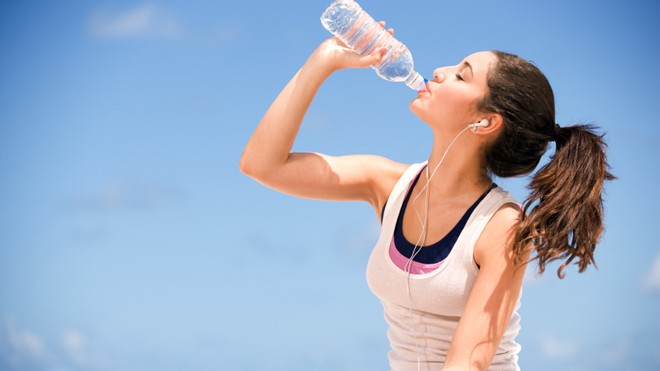 Uống đủ nước giúp phòng ngừa nếp nhăn
