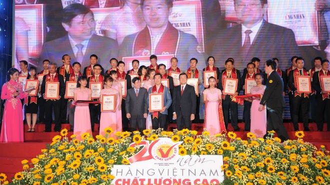 Ông Đỗ Thanh Tuấn – Trưởng Bộ phận Đối ngoại Vinamilk đại diện công ty nhận giải thưởng Hàng Việt Nam chất lượng cao 20 năm liền do người tiêu dùng bình chọn. 