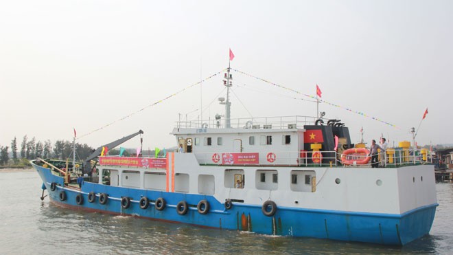 Tàu dịch vụ hậu cần nghề cá Lý Sơn 168 ra khơi
