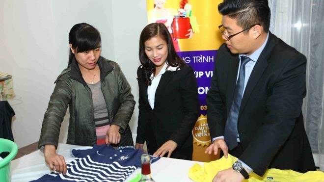 Ông Ng Di Hui, chuyên gia cao cấp người Singapore đang hướng dẫn học viên gấp quần áo sao cho hiệu quả và đúng cách.