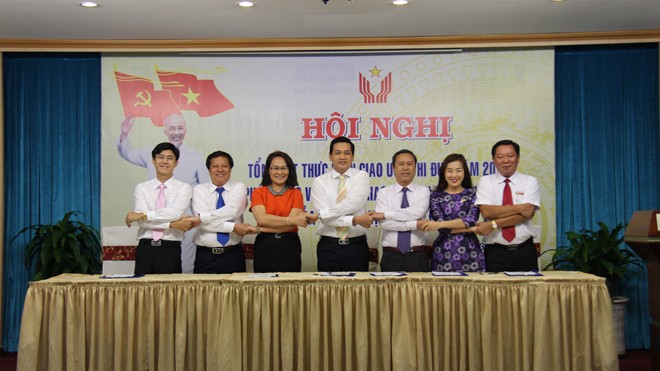 Giám đốc các đơn vị chụp hình lưu niệm với Trưởng Ban Thi đua tỉnh và Phó Giám đốc NHNN chi nhánh tỉnh Đồng Nai. 