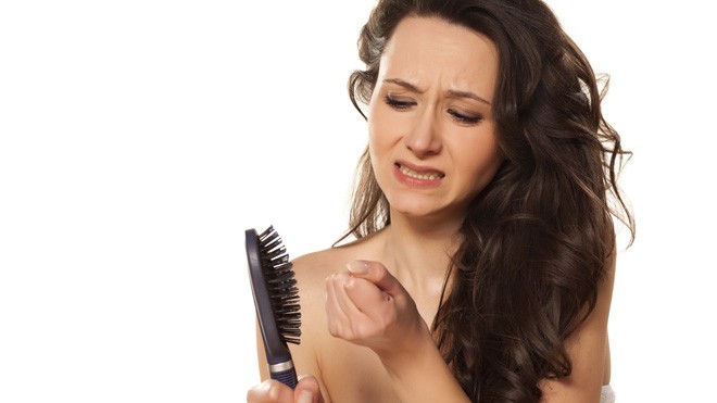 Tóc rụng quá nhiều cũng có thể là dấu hiệu tuyến giáp bị rối loạn