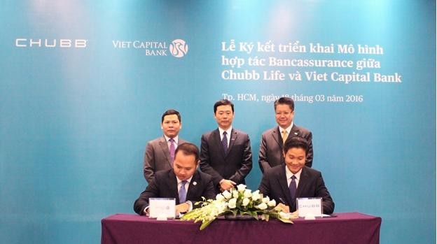 Đại diện Chubb Life Việt Nam và Viet Capital Bank ký kết triển khai mô hình hợp tác kinh doanh