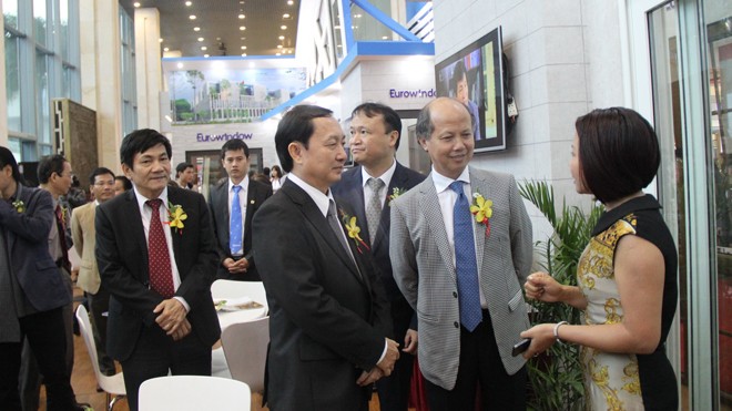 Thứ trưởng Bộ Xây dựng - Nguyễn Trần Nam tham quan khu trưng bày và giới thiệu sản phẩm của Eurowindow tại Vietbuild 2016