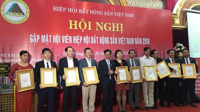 Ông Nguyễn Mạnh Hà - Chủ tịch Hội Môi giới BĐS Việt Nam (Nguyên Cục trưởng Cục Quản lý Nhà và Thị trường BĐS, Bộ Xây dựng) trao bằng khen cho STDA và các doanh nghiệp .