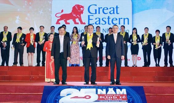 Ông Lương Quang Ban (giữa), Phó Chủ tịch - Phụ trách kinh doanh khu vực miền Bắc đại diện Great Eastern Việt Nam nhận bằng khen và cúp tại Lễ trao giải Rồng Vàng