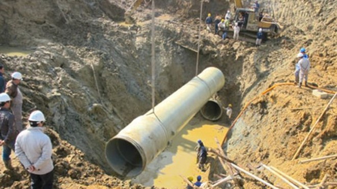 Đường ống nước Sông Đà số 1 trước đó đã bị vỡ tới 17 lần do sử dụng ống cốt sợi thuỷ tinh. Nguyên nhân ống vỡ được cơ quan chức năng chỉ ra là do sử dụng chất liệu composite cốt sợi thủy tinh không phù hợp trên nền đất phức tạp.