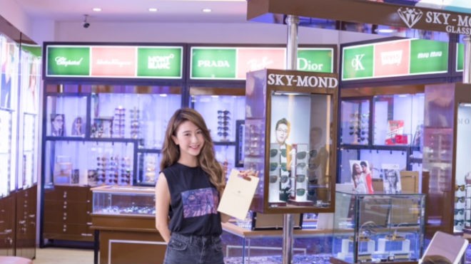 Quỳnh Anh Shyn ghé thăm store Skymond Glasses