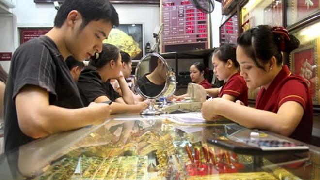 Khách hàng mua trang sức tại Bảo Tín Minh Châu