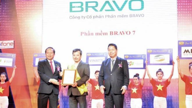 Ông Đào Mạnh Hùng – Giám đốc Công ty BRAVO trong lễ nhận danh hiệu Sao Khuê 2016