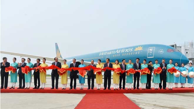 Thủ tướng Chính phủ Nguyễn Xuân Phúc và lãnh đạo Bộ, Ban ngành cắt băng chào mừng chuyến bay Boeing 787 đầu tiên đến Cảng HKQT Cát Bi (Hải Phòng)