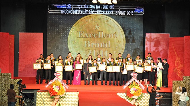 Các doanh nghiệp nhận cúp vàng và chứng nhận “Thương hiệu Xuất sắc - Excellent Brand 2016” tại Trung tâm Hội nghị Queen Hall, TP.HCM