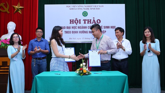 Ký thỏa thuận hợp tác phát triển nguồn nhân lực công nghệ sinh học giữa Công ty Dekalb và Học viện Nông nghiệp Việt Nam