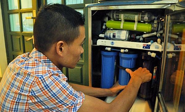 Người tiêu dùng khó có thể phân biệt đâu là loại máy lọc nước bảo đảm chất lượng. Ảnh: Chí Công