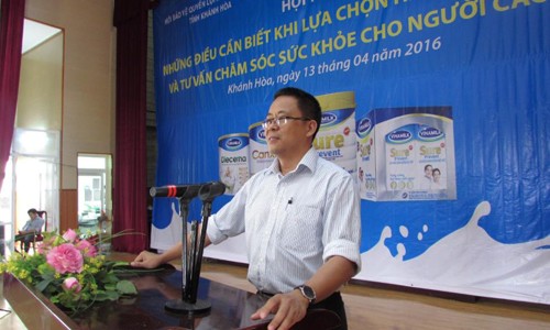 Ông Nguyễn Ngọc Thành, Giám Đốc Kinh Doanh Miền Trung 2 Vinamilk, phát biểu tại hội thảo tại Khánh Hòa