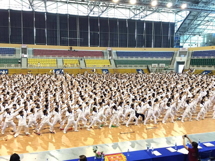 2.720 vận động viên cao tuổi và trung niên cùng đồng diễn bài thể dục dưỡng sinh xác lập kỷ lục Việt Nam