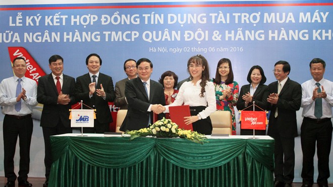 Thiếu tướng.TS. Lê Công - Tổng Giám đốc MB và bà Nguyễn Thị Phương Thảo - Tổng Giám đốc Vietjet ký hợp đồng hợp tác tín dụng.