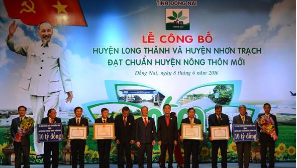 Lãnh đạo Bộ NN và PTNT trao quyết định của Thủ tướng Chính phủ công nhận huyện đạt chuẩn NTM cho huyện Long Thành và Nhơn Trạch 