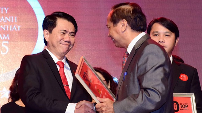 Đại diện BTC trao chứng nhận Top50 cty kinh doanh hiệu quả nhất Việt Nam cho ông Vũ Văn Thanh, Phó TGĐ Tài chính Marketing Tập đoàn Hoa Sen