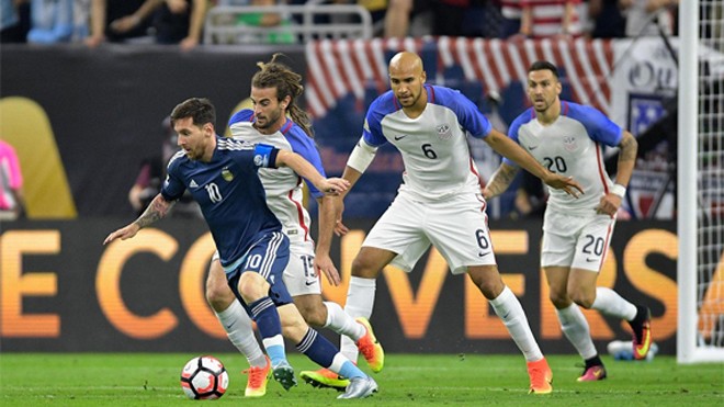 Messi đi bóng trước ba cầu thủ Mỹ. Ảnh: Reuters