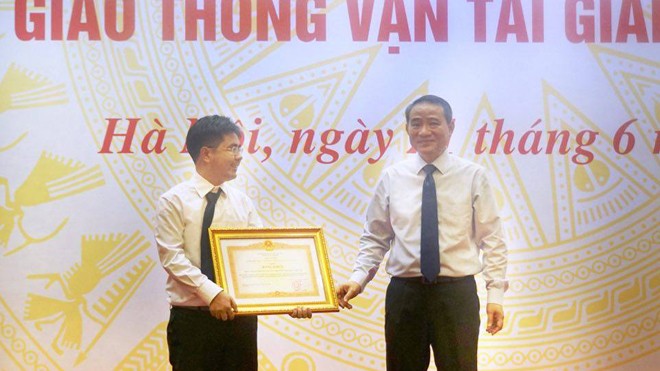 Bộ trưởng GTVT Trương Quang Nghĩa (bên phải) trao bằng khen của Thủ tướng cho ông Đào Thanh Anh, Chủ tịch Công ty Bình Anh