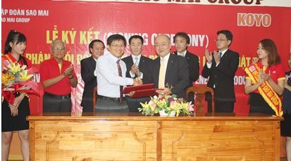 Đại diện Sao Mai Group và Koyo Corporation thực hiện nghi thức ký kết hợp đồng
