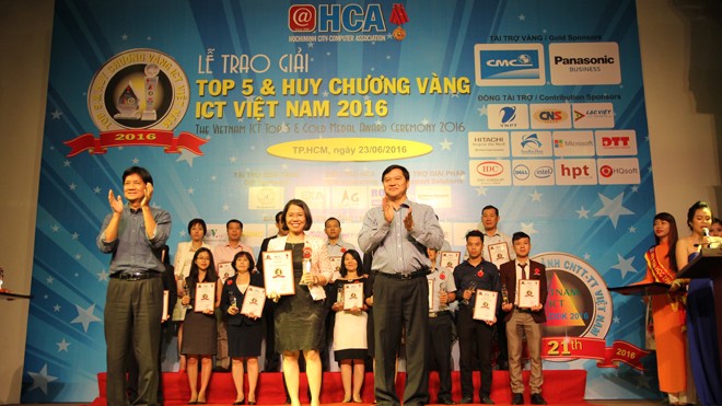 Bà Phan Thị Mỹ Hằng – Phó Giám đốc chi nhánh Tinh Vân Tp.HCM đã đại diện Tinhvan Group nhận Giải thưởng tại sự kiện