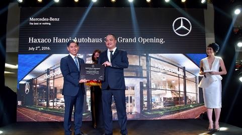 Ông Choi Duk Jun, Giám đốc điều hành Xe du lịch Mercedes-Benz Việt Nam (trái) trao bằng chứng nhận cho Haxaco Hà Nội