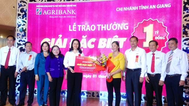 Bà Nguyễn Thị Phượng - Phó Tổng Giám đốc Agribank trao giải Đặc biệt trị giá 1 tỉ đồng cho bà Đặng Thị Thu Nga 