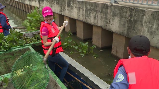 Kiều Vỹ tham gia dọn vệ sinh trên kênh Thị Nghè cùng công nhân vệ sinh