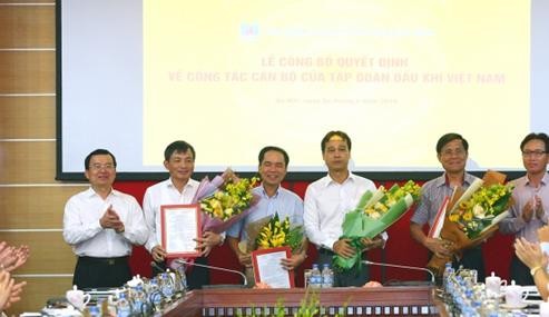 Chủ tịch HĐTV Nguyễn Quốc Khánh và Tổng giám đốc Nguyễn Vũ Trường Sơn trao Quyết định và chúc mừng các Phó Tổng giám đốc Tập đoàn