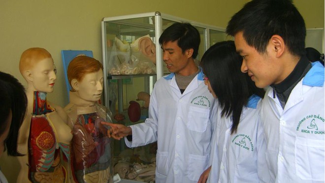 Sinh viên học thực hành nghề Dược, Điều dưỡng tại trường Cao đẳng ASEAN. 