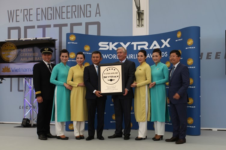 Chứng chỉ đã được ông Edward Plaisted – Giám đốc điều hành SkyTrax trao cho Tổng giám đốc Vietnam Airlines Dương Trí Thành