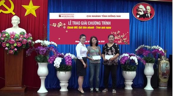 Bà Nguyễn Thúy Bình - PGĐ trao giải thưởng cho khách hàng tại Hội Sở tỉnh.