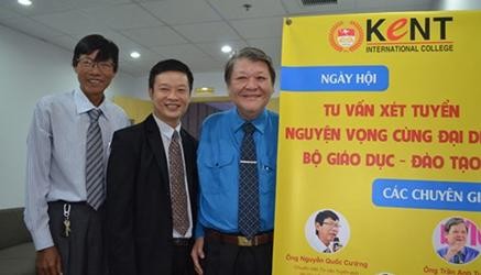 Ông Nguyễn Quốc Cường, Chuyên viên Tư vấn tuyển sinh Cơ quan đại diện Bộ GD-ĐT (ngoài cùng bên trái) trong ngày hội Hướng nghiệp do trường Cao đẳng Quốc tế Kent tổ chức ngày 18/7/2015.