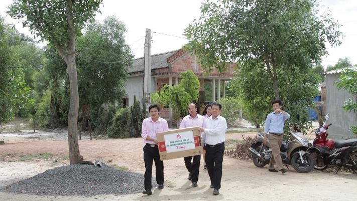 Phó Tổng Giám đốc Nguyễn Văn Lý tặng quà cho gia đình hai cháu Lan và Sơn