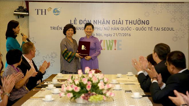 Bà Thái Hương- Chủ tịch HĐQT tập đoàn TH (bên phải) đón nhận giải đặc biệt của Ban Tổ chức KIWIE từ bà Trần Thị Hương- Phó Chủ tịch Hội Liên hiệp Phụ nữ Việt Nam.