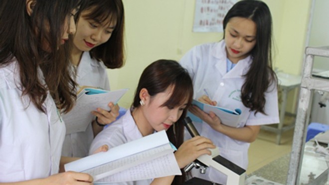 Sinh viên học thực hành nghề Dược, Điều dưỡng tại trường Cao đẳng ASEAN.