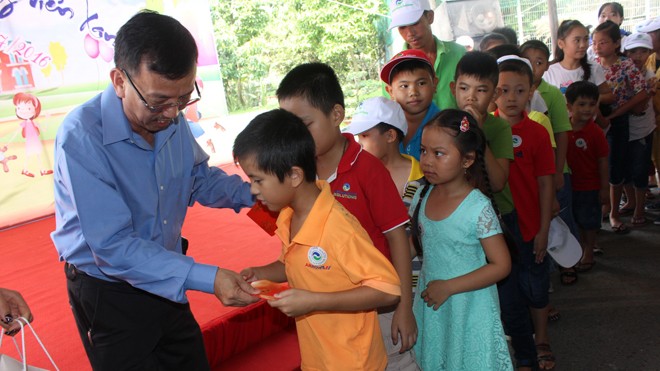 Ông David Dương - Tổng Giám đốc VWS tặng quà cho các em thiếu nhi
